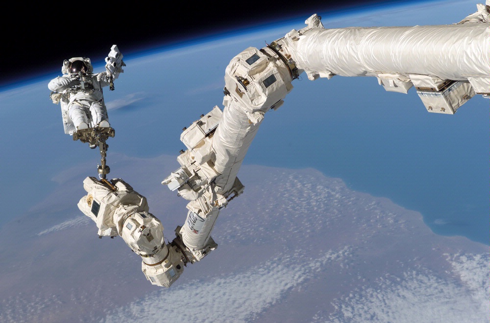 Using the Canadarm2