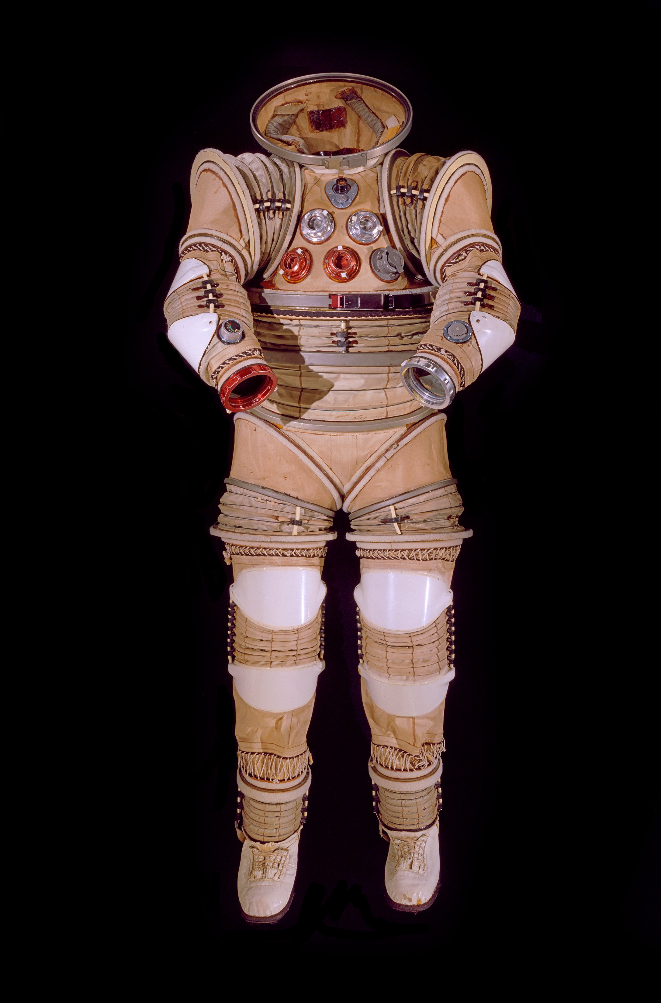 Первые космические скафандры. Скафандр Космонавта. Снаряжение Космонавта. Костюм скафандр. Космический скафандр.