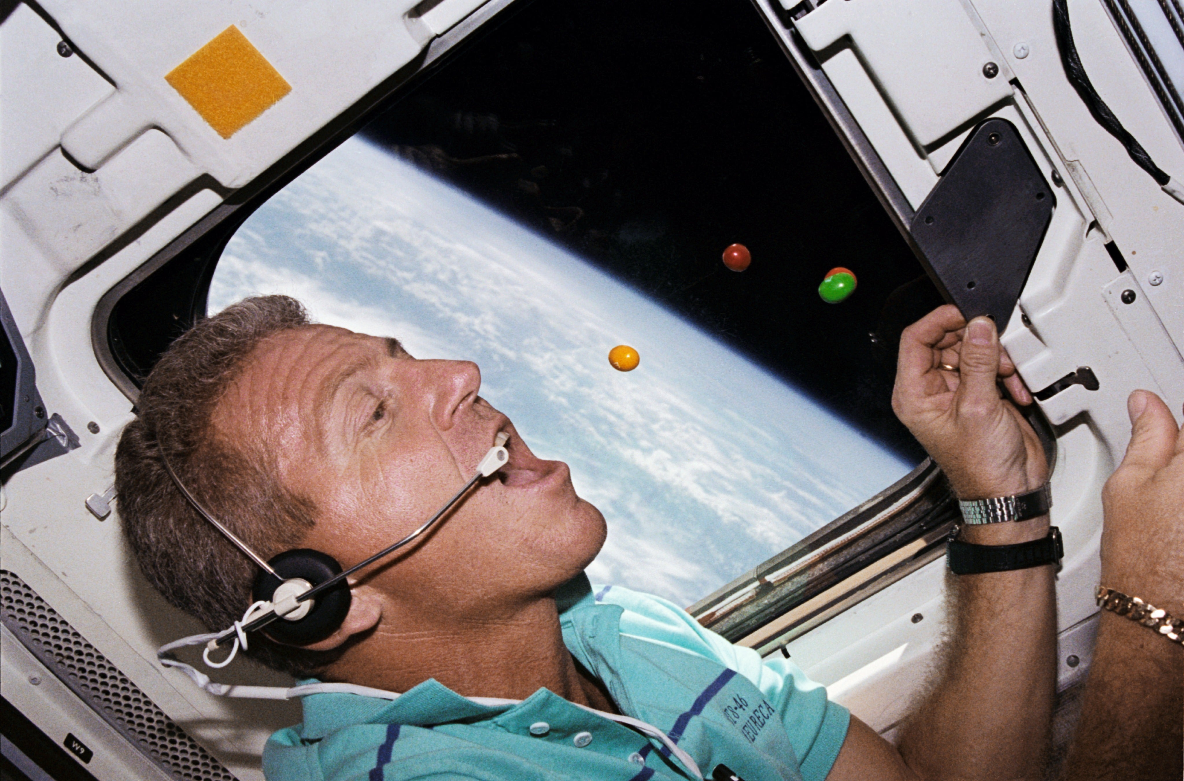 2 минуты в космосе. Космонавт в космосе. Космонавт в невесомости ест. Что едят космонавты в космосе. Космонавт в невесомости.