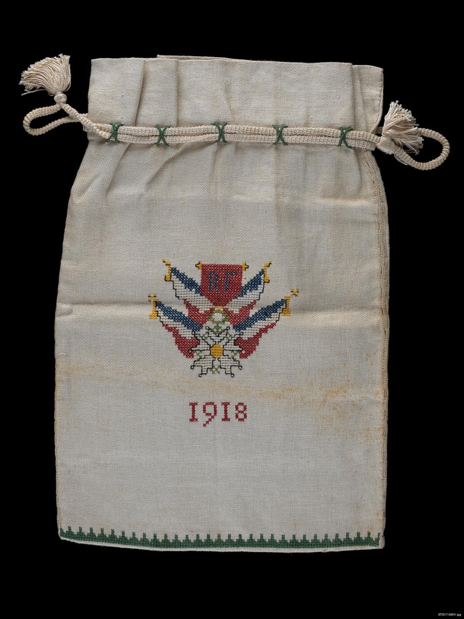 Canvas bag wit 1918 and symbol embroidered on center. 