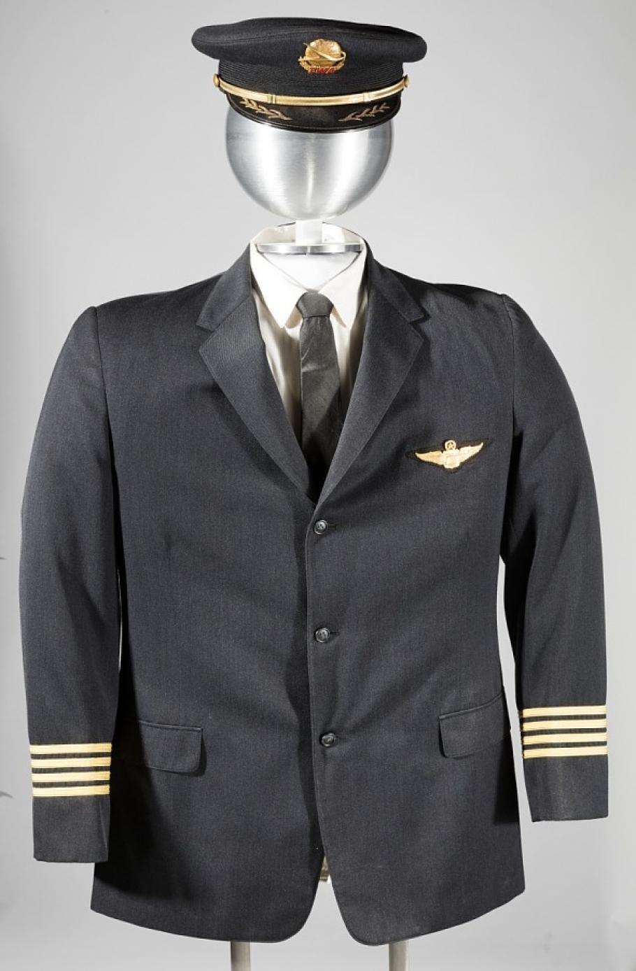 A photo of a male pilot's uniform on a mannequin. 