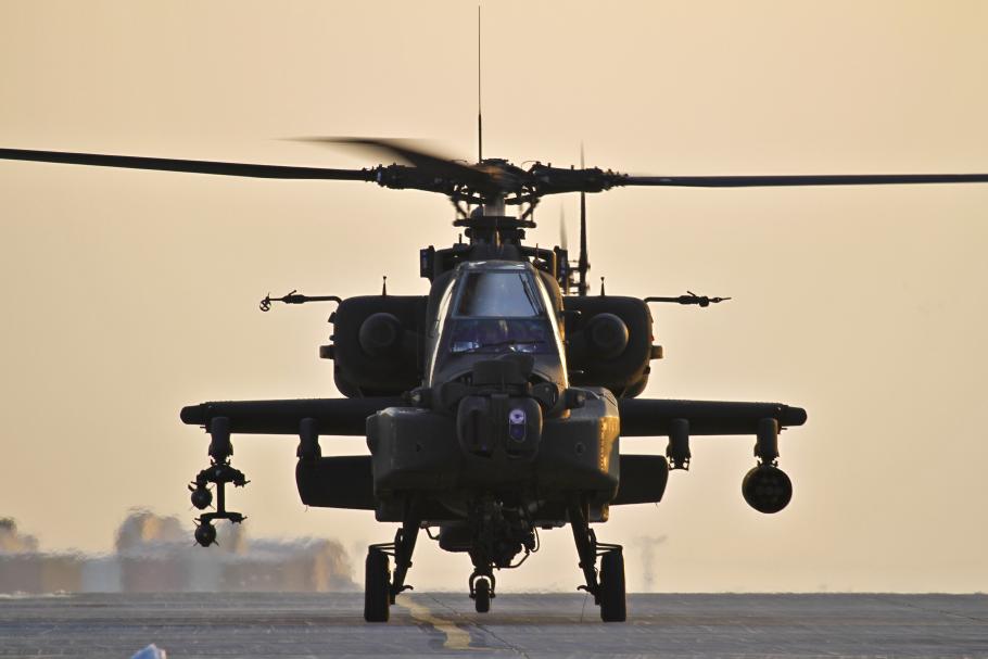 Seitenansicht des Apache Helikopters