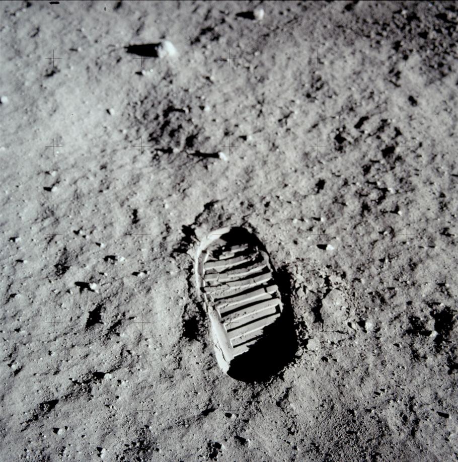 Image of a boot print on the surface of the Moon.
