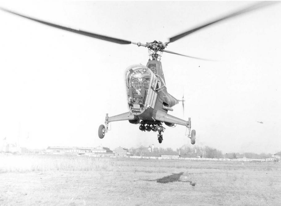 Front view of a helicopter with a three-blade propellor. 