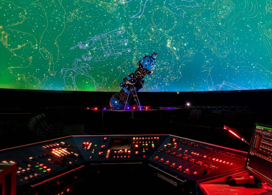 Wideshot of Zeiss projector in planetarium