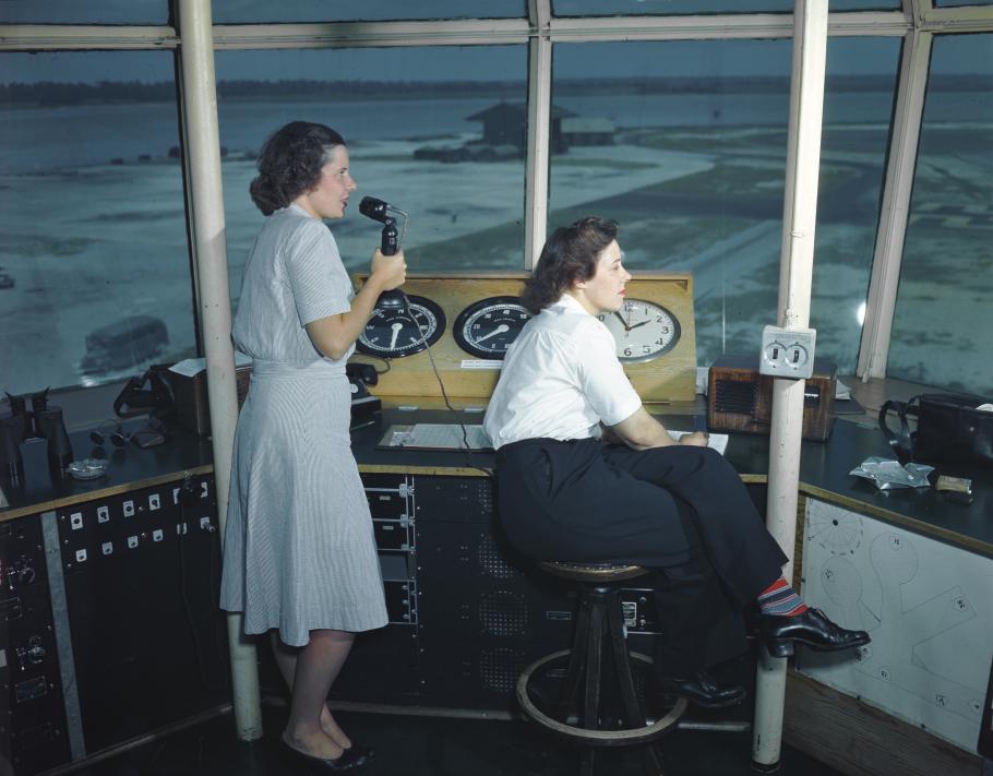 WAVES operate Hawaiian Naval Air Station control tower 