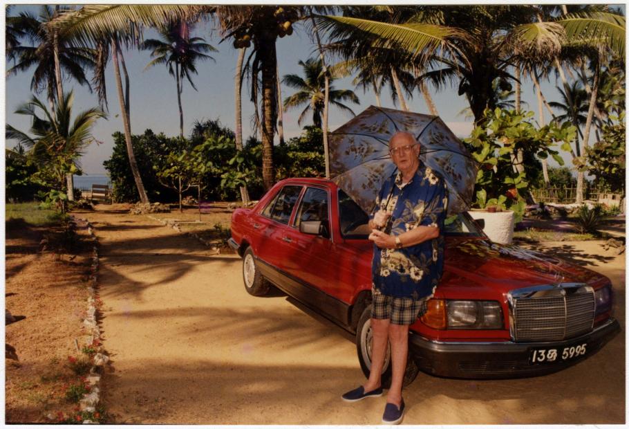 Arthur Clarke near the beach in Sri Lanka, leaning on his car, early 2000s. 