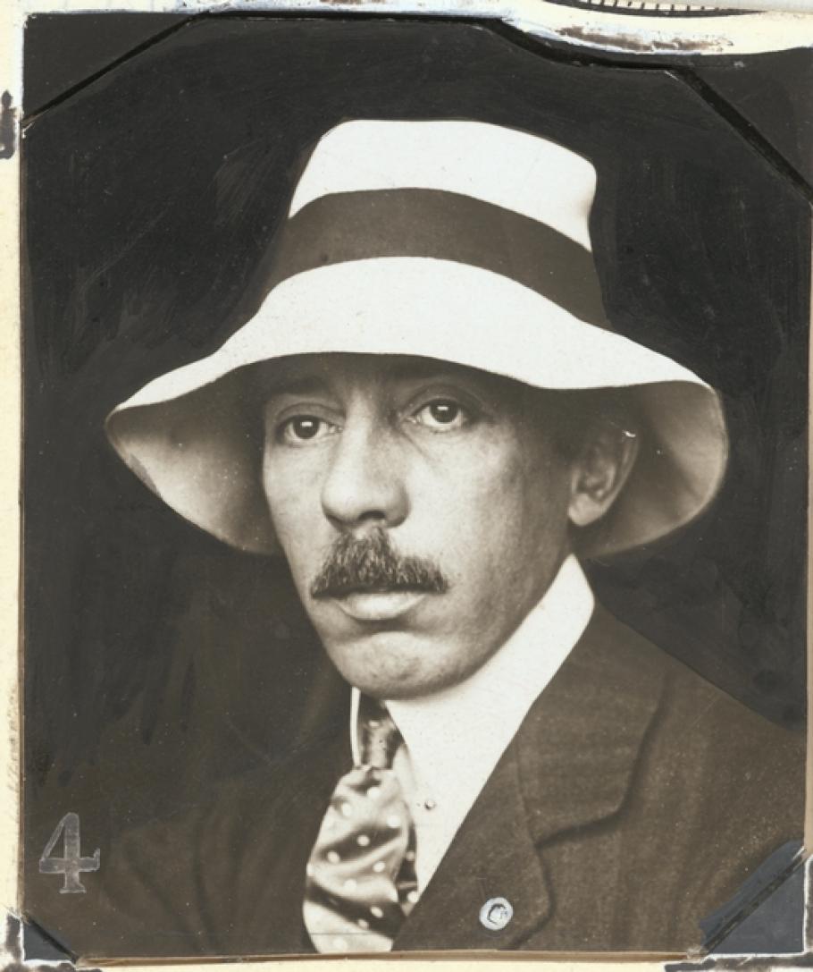 Head-and-shoulders portrait photo of Alberto Santos-Dumont, wearing light colored hat.