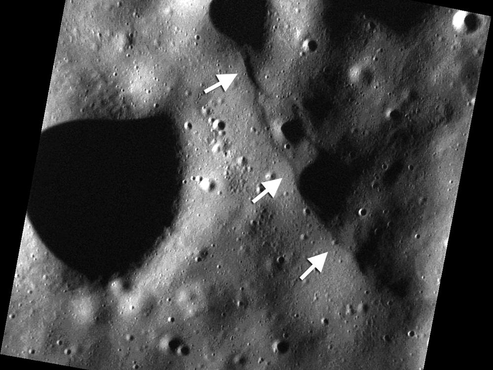 Three arrows point to a ridge in the surface of Mercury.