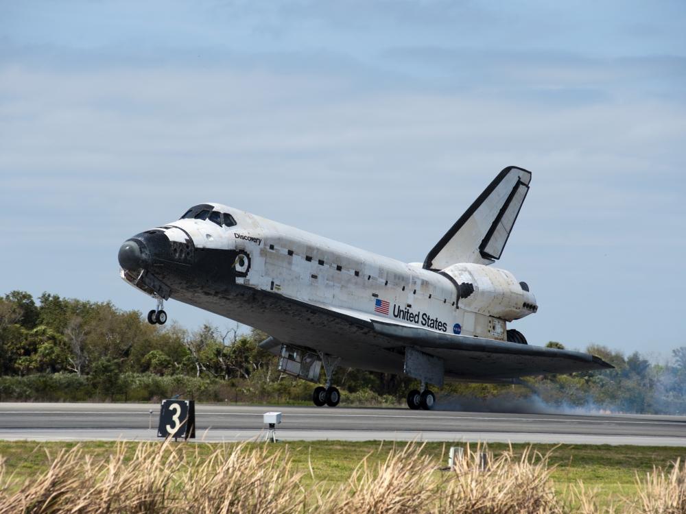 Space Shuttle Discovery Lands