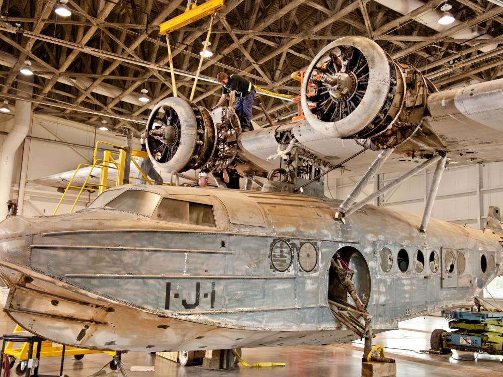 Sikorsky JRS-1 Assembly - Mounting the Right Engine