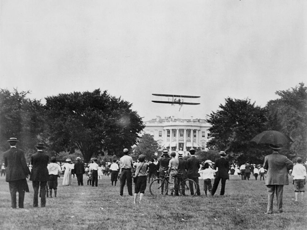 Airplane over the White House