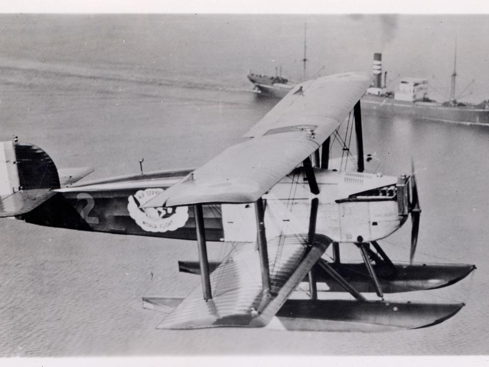 The Douglas World Cruiser, a biplane with one engine, with sea floats below the fuselage for water landings.