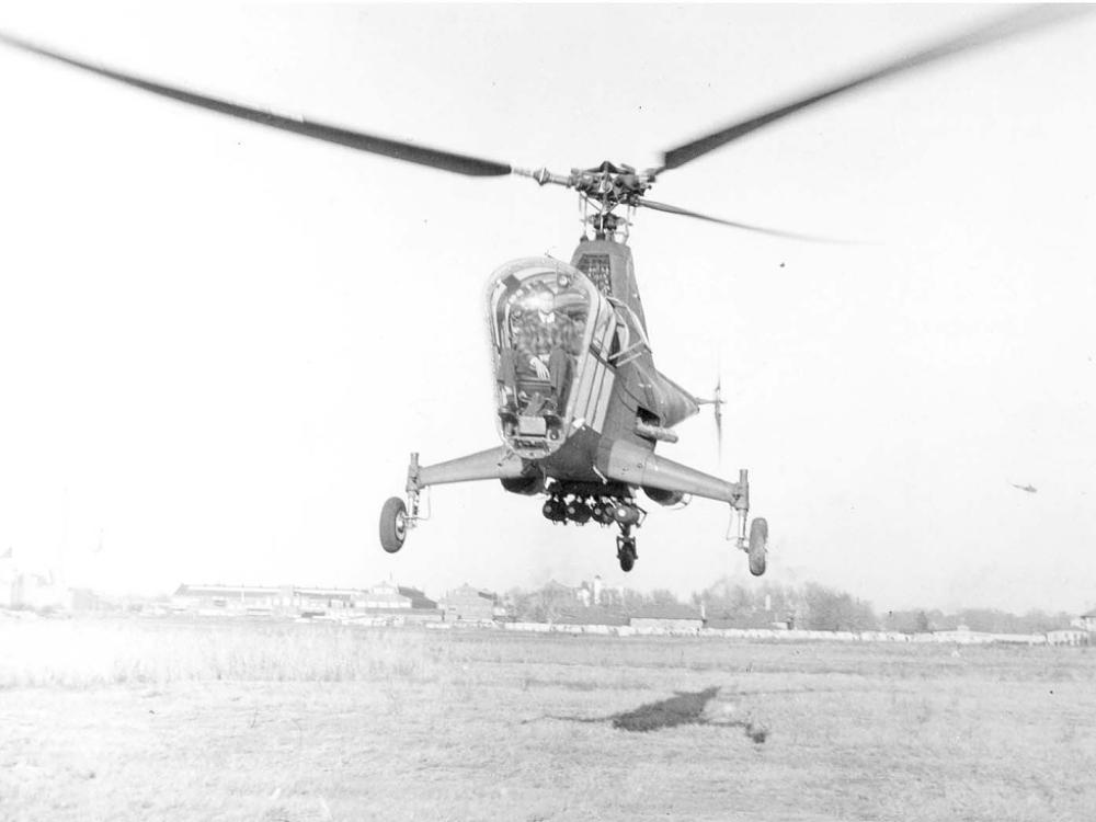 Front view of a helicopter with a three-blade propellor. 