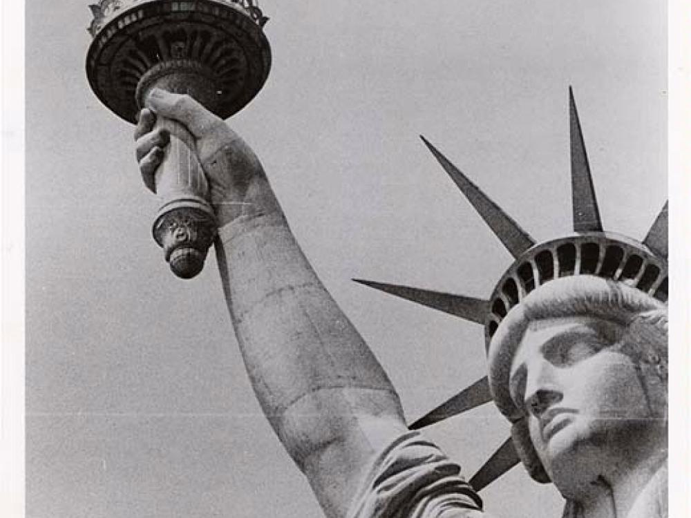 Bill Bennett Hang Gliding over the Statue of Liberty