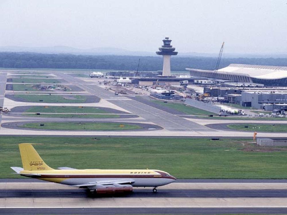 Boeing 367-80 arrival at Dulles Airport