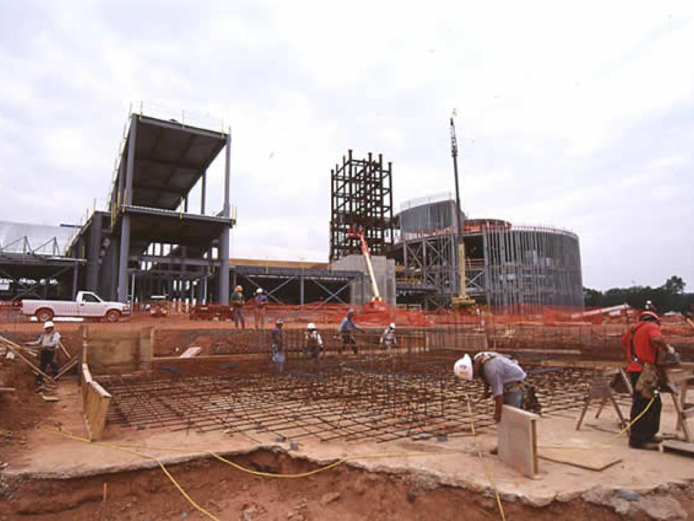 Udvar-Hazy Center entrance from parking lot