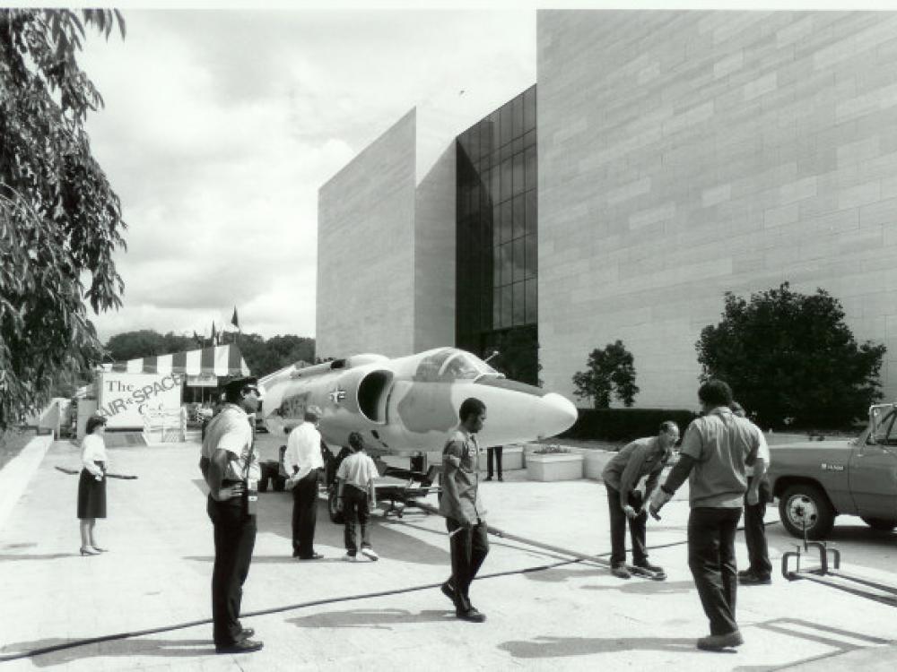 U-2 Arriving at the National Mall Building