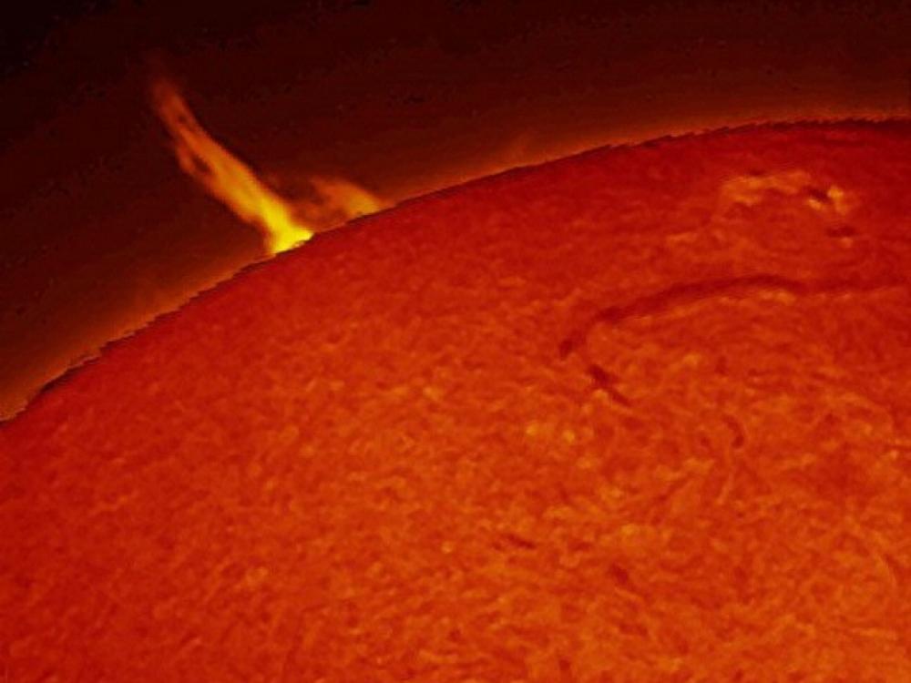 Partial view of the Sun which highlights a large prominence of plasma.