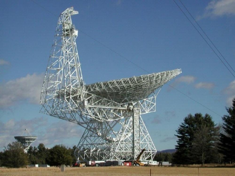 The 100-Meter Green Bank Radio Telescope