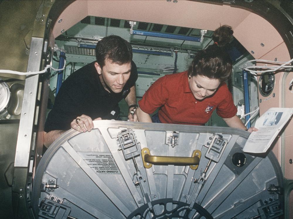 STS-96 Astronauts Adjust ISS Unity Hatch