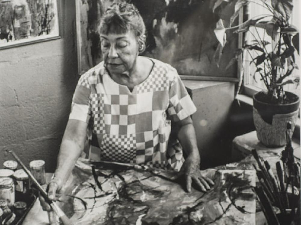Alma Thomas seated and painting