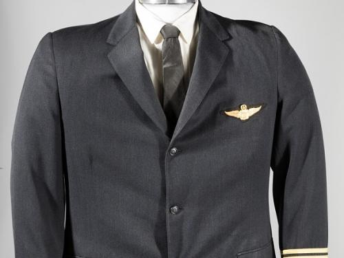 A photo of a male pilot's uniform on a mannequin. 