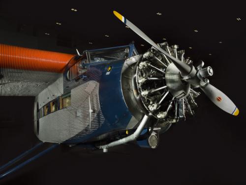 View of the engine and propellers of a plane.