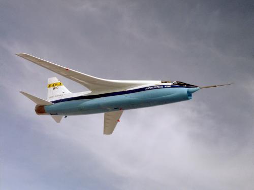 Belly view of the supercritical wing design of an aircraft, which features wings that are not at a straight angle against the fuselage of the plane.