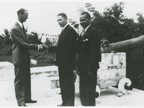 Anderson and Forsythe meet the Governor of the Bahamas during their flight stop in the then-territory.