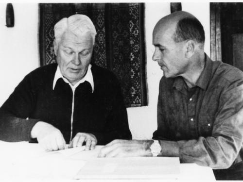 Reimar Horten and Jan Scott, both white people, sit at a table together.