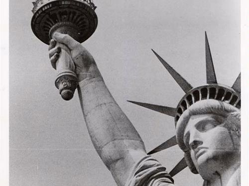 Bill Bennett Hang Gliding over the Statue of Liberty