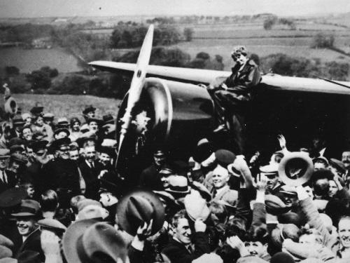 Amelia Earhart, Lockheed Model 5B Vega