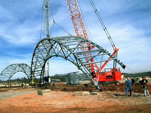 Udvar-Hazy Center truss sections lifted into place