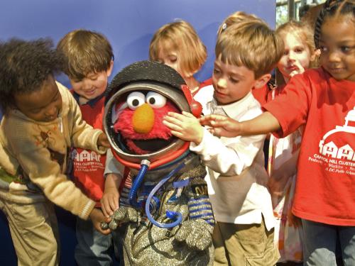 Grow Up Great with Science - Elmo and school children