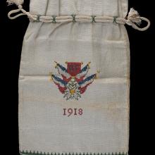 Canvas bag wit 1918 and symbol embroidered on center. 