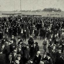 Images from the 1923 “Wilbur Wright Cup” air race held at the San Fernando airfield. On the left, the President of Argentina Marcelo Torcuato de Alvear arrives at the event. In the middle, the crowd gathers at the airfield’s edge to watch the competitors take off. Leon stands triumphantly on the right after winning the race. El Hogar, December 10, 1923.