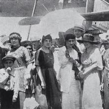 A group of prominent argentinos photographed around an aircraft of the French aeronautical mission. El Hogar, January 23, 1920.