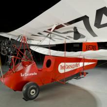 White painted wings of a open-cockpit staggered wing aircraft 