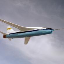 Belly view of the supercritical wing design of an aircraft, which features wings that are not at a straight angle against the fuselage of the plane.