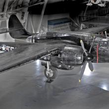 Avión Northrop P-61C Black Widow en un museo, fotografiado de perfil