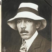 Head-and-shoulders portrait photo of Alberto Santos-Dumont, wearing light colored hat.