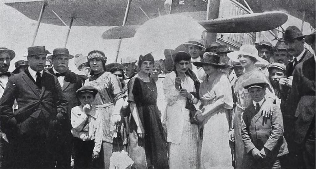 A group of prominent argentinos photographed around an aircraft of the French aeronautical mission. El Hogar, January 23, 1920.