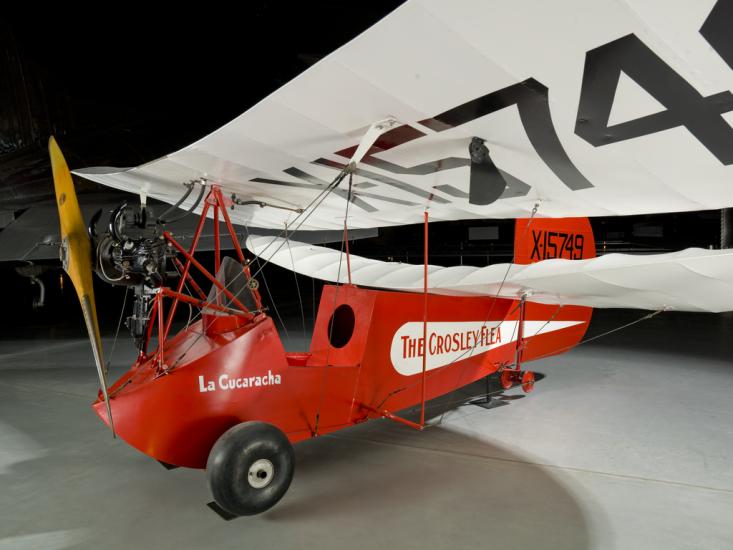 White painted wings of a open-cockpit staggered wing aircraft 