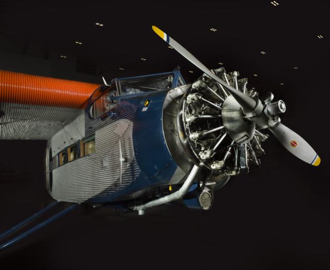 View of the engine and propellers of a plane.