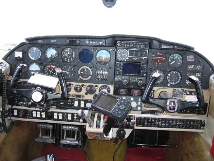 Piper PA-30 Twin Comanche Cockpit