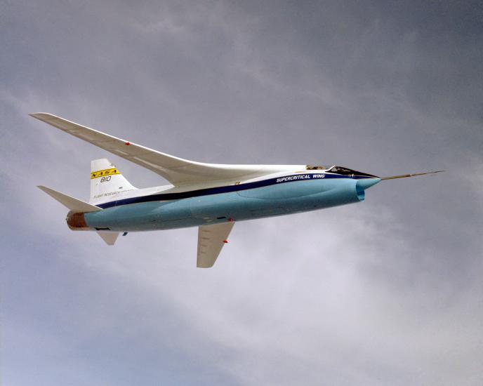 Belly view of the supercritical wing design of an aircraft, which features wings that are not at a straight angle against the fuselage of the plane.