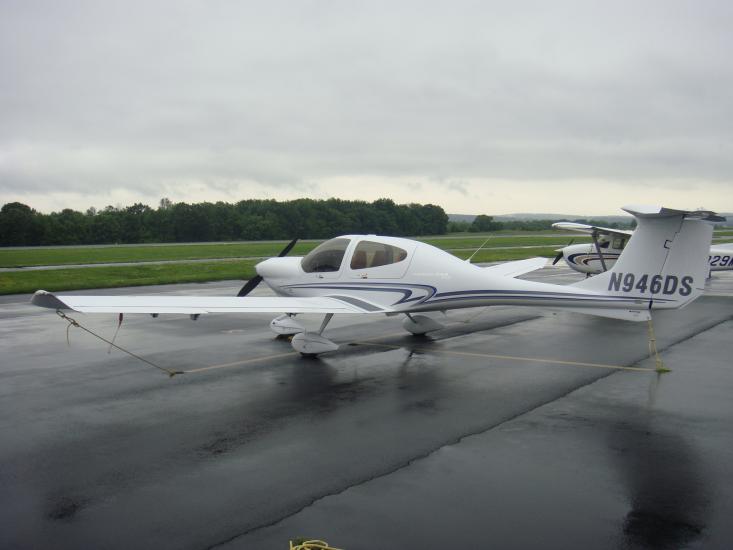 Side view of white monoplane with one engine. The registration number "N946DS" is painted on the vertical stabilizer and fin.