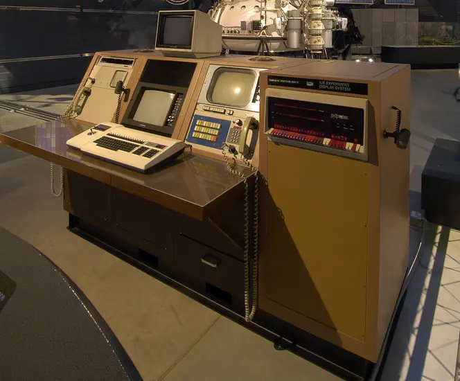 IUE Control and Display Console