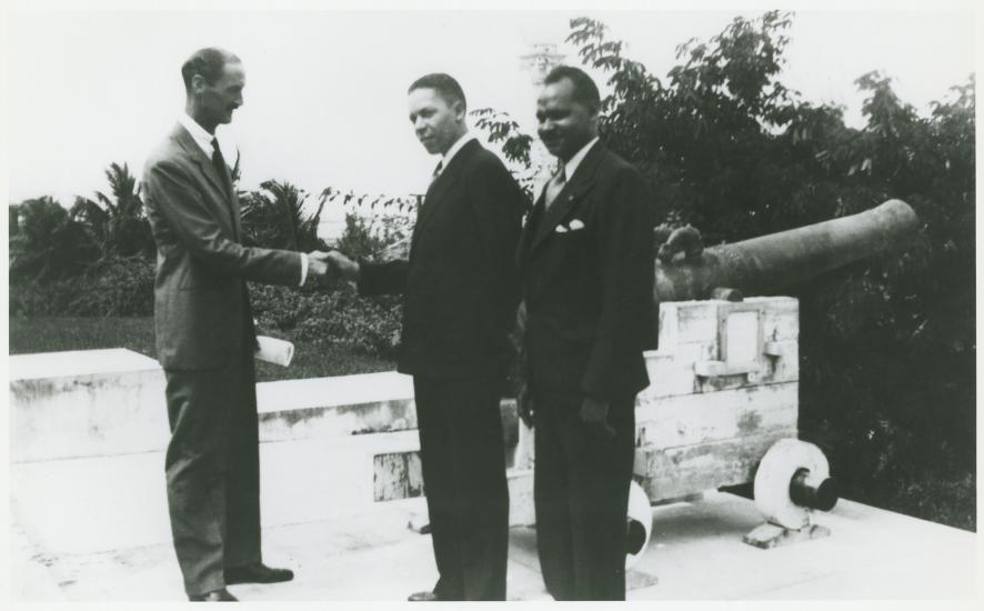 Anderson and Forsythe meet the Governor of the Bahamas during their flight stop in the then-territory.